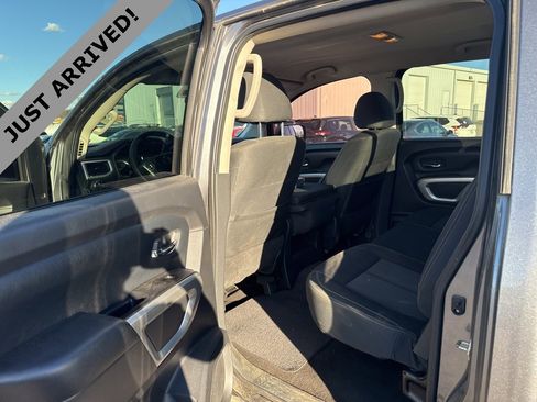 Used 2018 Nissan Titan SV image 11