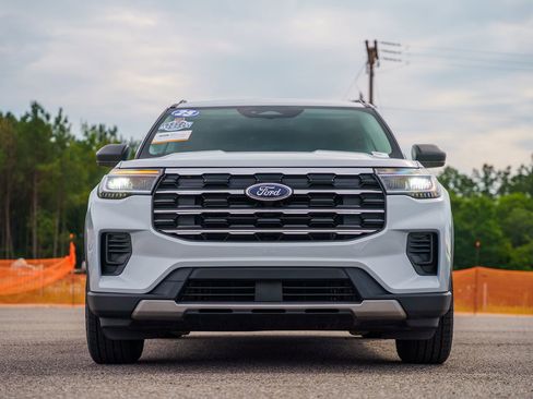 Certified 2025 Ford Explorer Active RWD image 2