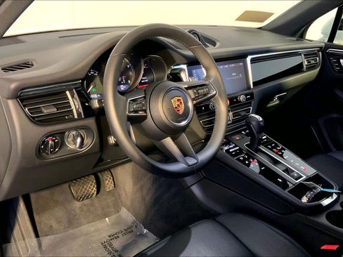 Used 2025 Porsche Macan image 4