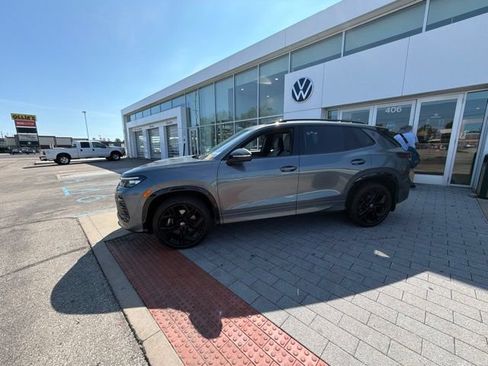 Used 2025 Volkswagen Tiguan SE R-Line AWD/4WD image 6