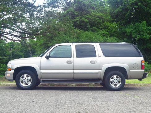 Used 2002 Chevrolet Suburban LT AWD/4WD image 2