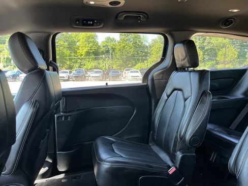 Used 2025 Chrysler Pacifica Select FWD image 21