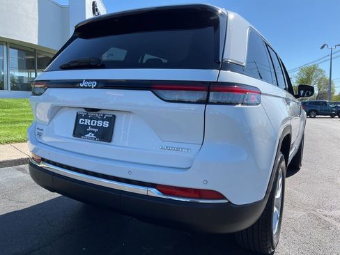 Used 2023 Jeep Grand Cherokee Laredo w/ Luxury Tech Group I AWD/4WD image 62