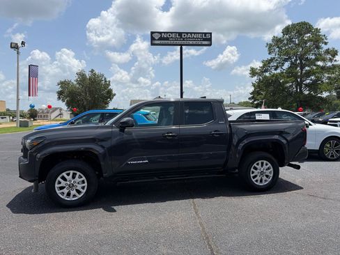Used 2025 Toyota Tacoma SR5 AWD/4WD image 1