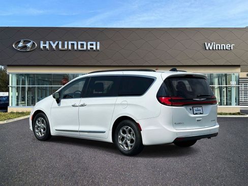 Used 2023 Chrysler Pacifica Limited FWD image 2