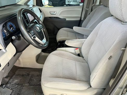 Used 2018 Toyota Sienna LE w/ Carpet Mat Package FWD image 9