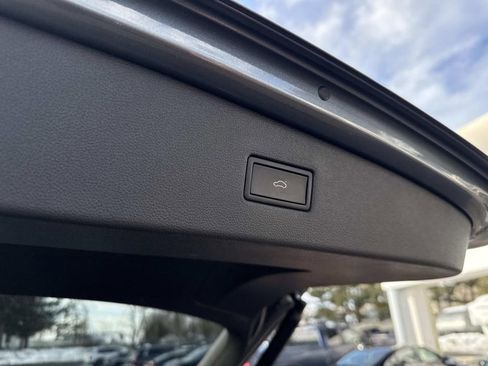 Used 2022 Volkswagen Tiguan SE image 8