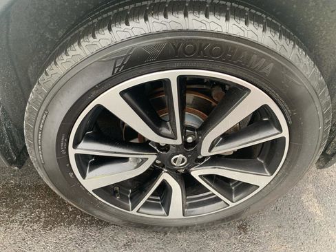 Used 2019 Nissan Rogue SL w/ Premium Package image 30