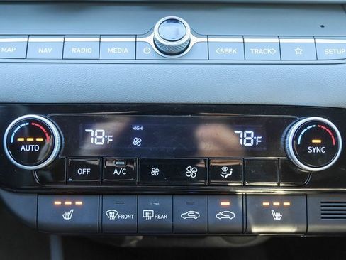 Used 2025 Hyundai Elantra SEL image 23