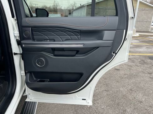 Used 2024 Ford Expedition Platinum image 19