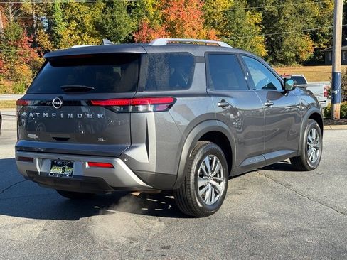 Certified 2025 Nissan Pathfinder SL image 3