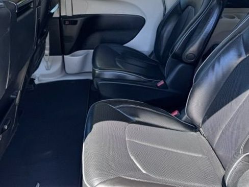 Used 2018 Chrysler Pacifica Limited w/ Advanced Safetytec Group FWD image 12