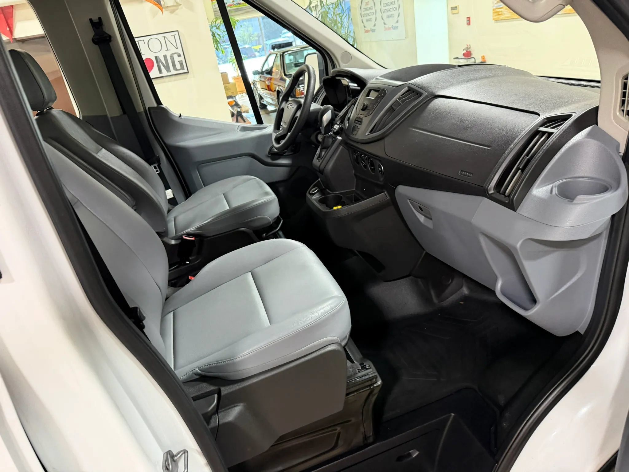 Used 2018 Ford Transit 150 XL RWD image 32