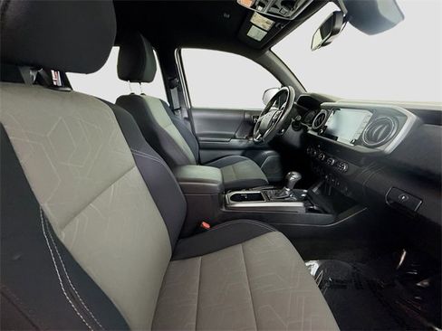 Certified 2020 Toyota Tacoma TRD Off-Road image 25