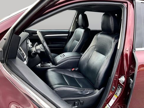 Used 2019 Toyota Highlander XLE image 24