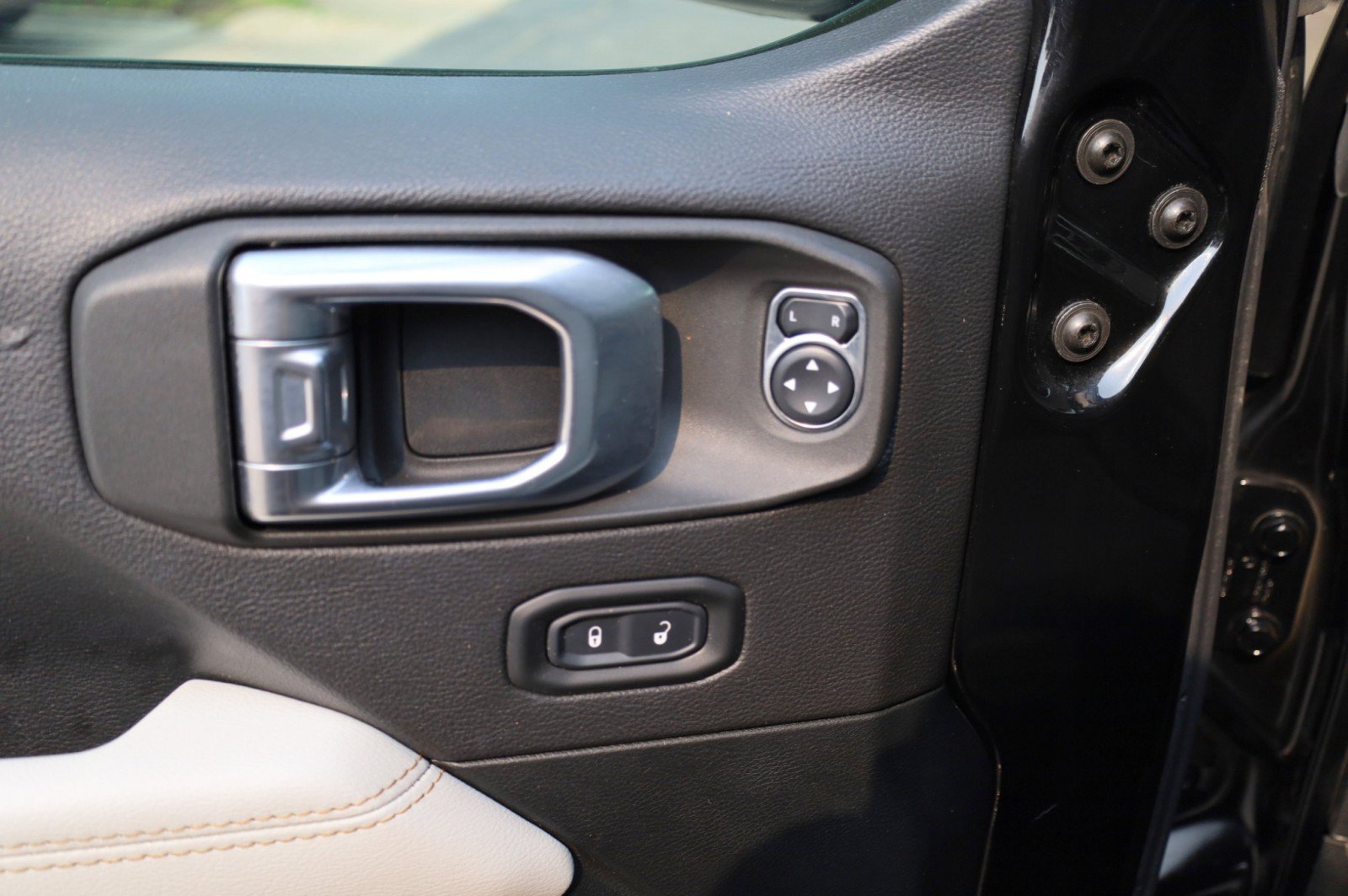 Used 2021 Jeep Wrangler Unlimited Sahara AWD/4WD image 26