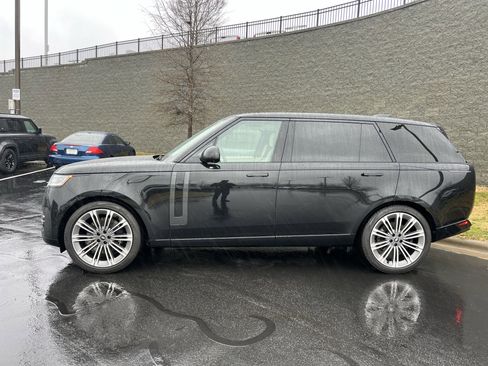Used 2025 Land Rover Range Rover Long Wheelbase SE image 4