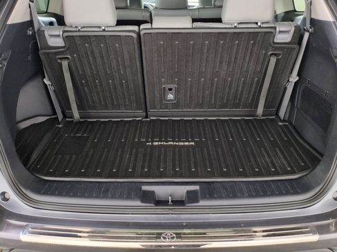 Used 2020 Toyota Highlander XLE image 24