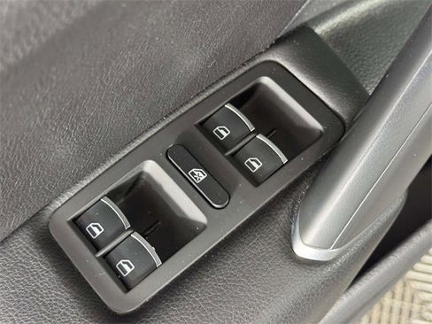 Used 2017 Volkswagen Passat 1.8T SEL Premium image 18