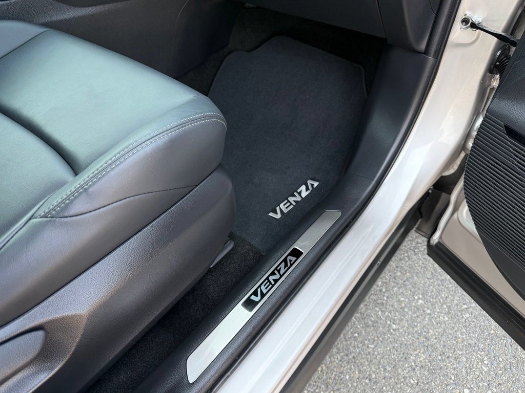 Used 2024 Toyota Venza XLE AWD/4WD image 21