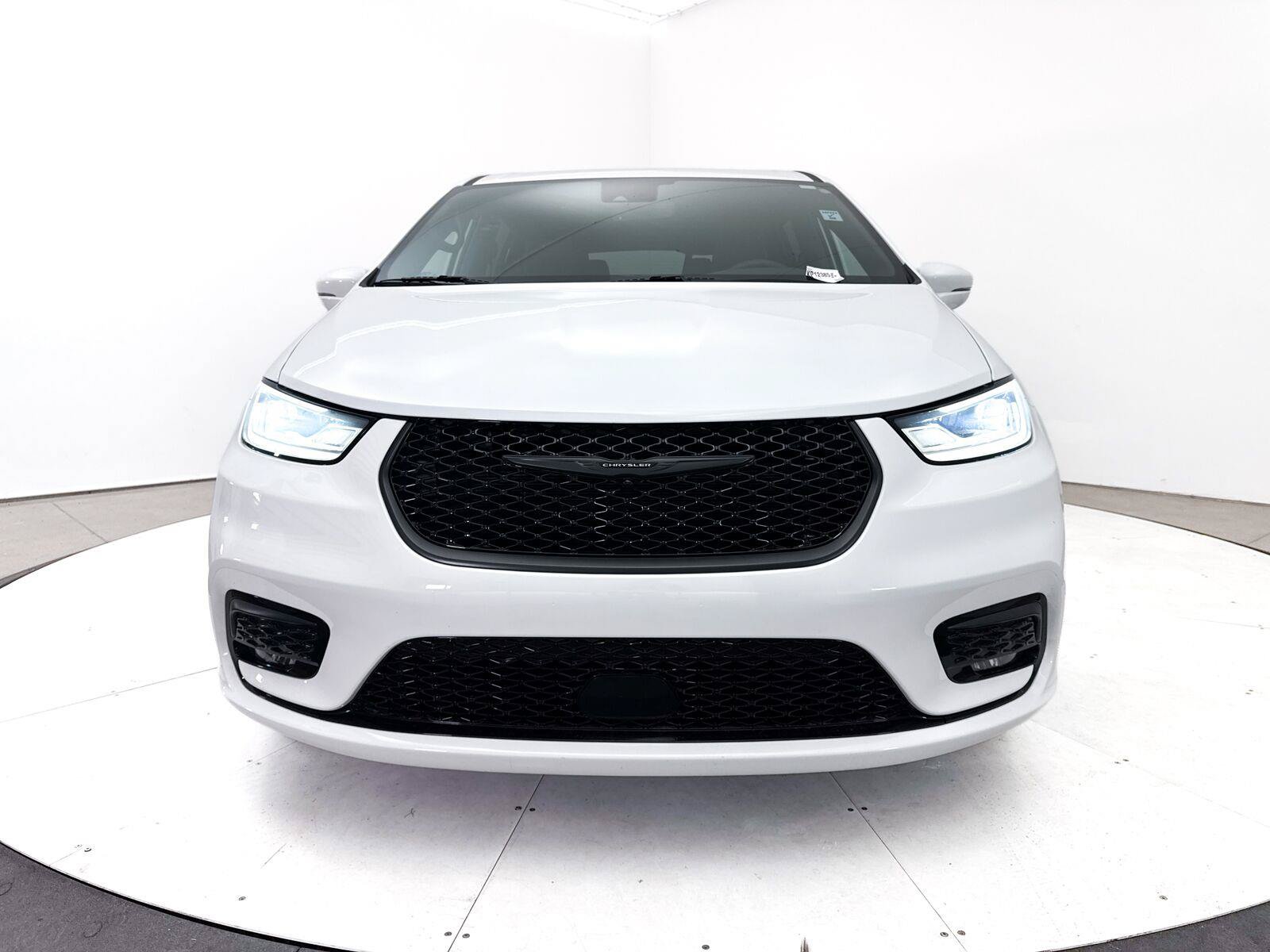 Used 2022 Chrysler Pacifica Touring-L w/ S Appearance Package FWD image 11