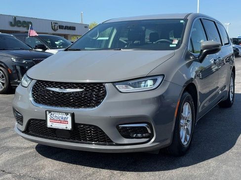 Used 2023 Chrysler Pacifica Touring-L FWD image 9