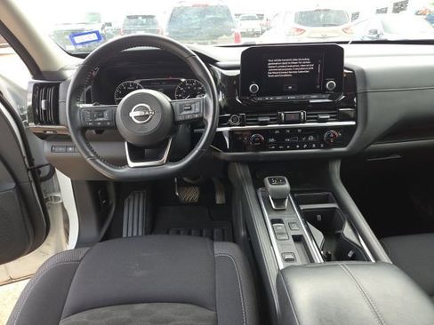 Used 2024 Nissan Pathfinder SV image 9