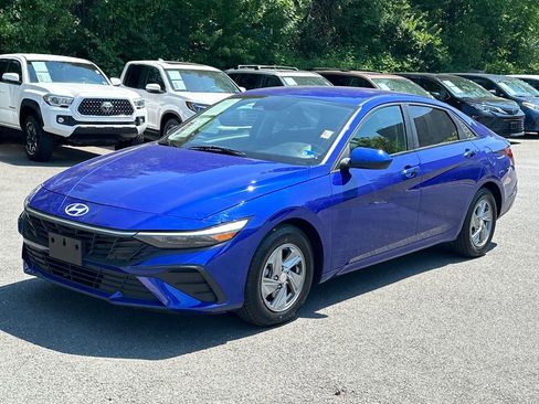 Used 2024 Hyundai Elantra SE FWD image 2