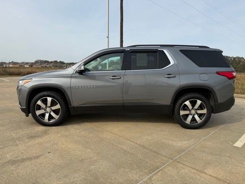 Used 2020 Chevrolet Traverse LT w/ LT Premium Package image 2
