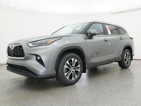 New 2026 Toyota Highlander XLE image 17