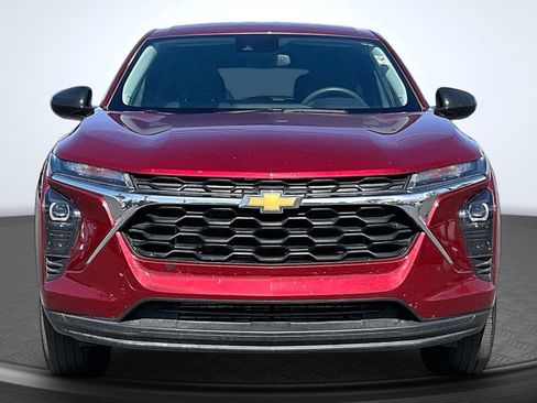 Used 2025 Chevrolet Trax LS FWD image 3