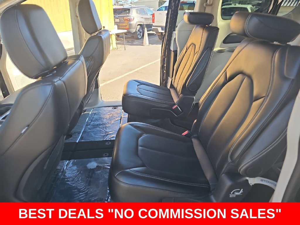 Used 2024 Chrysler Pacifica Touring-L FWD image 15