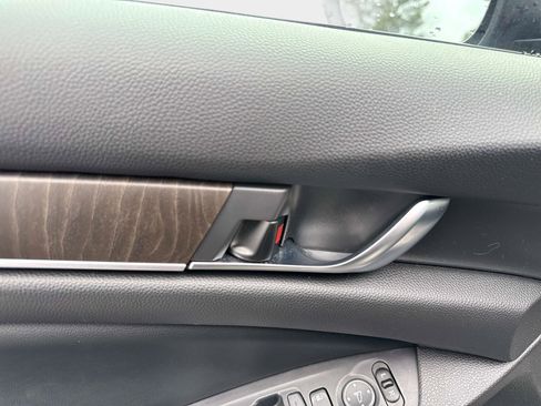 Used 2018 Honda Accord EX image 18