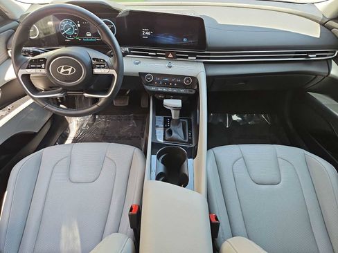 Certified 2025 Hyundai Elantra Limited FWD image 15