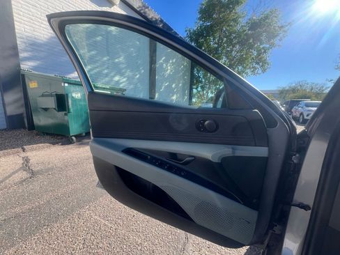 Used 2025 Hyundai Elantra Limited image 20