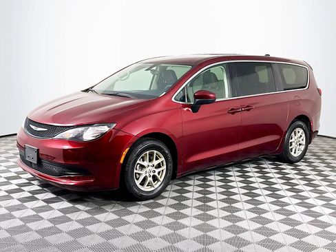 Used 2022 Chrysler Voyager LX FWD image 4