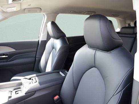 New 2026 Toyota Grand Highlander AWD image 8