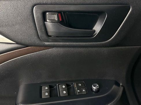 Used 2018 Toyota Highlander Plus w/ Protection Package #3 AWD/4WD image 17