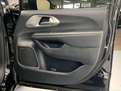 Used 2021 Chrysler Pacifica Limited w/ Uconnect Theater Family Group image 10