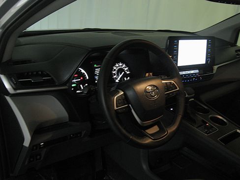 Used 2023 Toyota Sienna XLE image 12