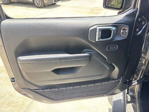 Used 2022 Jeep Gladiator Sport AWD/4WD image 15