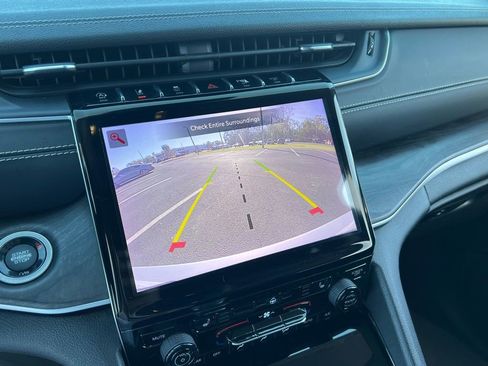 Used 2022 Jeep Grand Cherokee Limited image 25