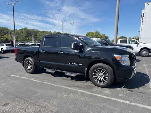 Used 2020 Nissan Titan SV w/ SV Convenience Package image 3