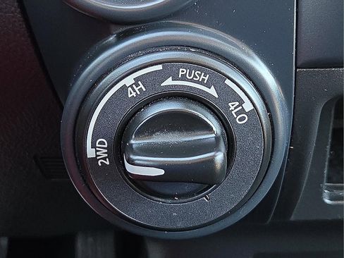 Used 2024 Nissan Titan SV image 17