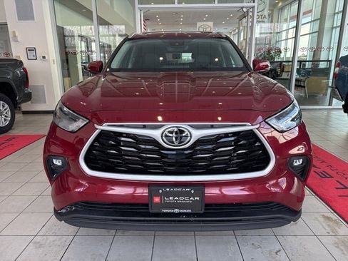 Used 2023 Toyota Highlander XLE image 4