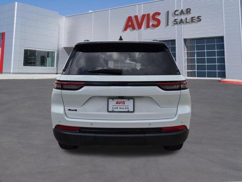Used 2025 Jeep Grand Cherokee Altitude AWD/4WD image 7