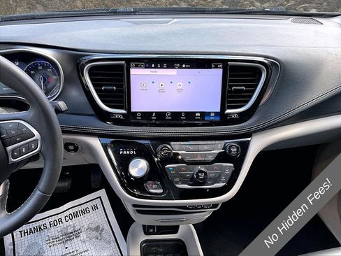 Used 2024 Chrysler Pacifica Touring-L FWD image 6