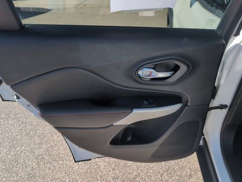 Used 2017 Jeep Cherokee Trailhawk AWD/4WD image 17