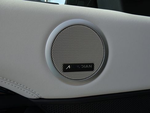 New 2025 Land Rover Discovery S image 18