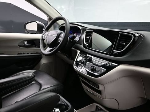 Certified 2023 Chrysler Pacifica Touring-L FWD image 14